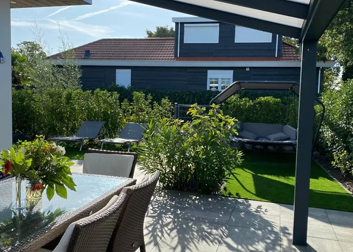 LUXUS Cube Ferienhaus Chalet am See mit Schwimmbad in Lathum NL